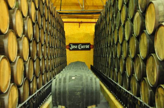 Barris para envelhecimento de tequila na fábrica da José Cuervo, na cidade de Tequila, no México